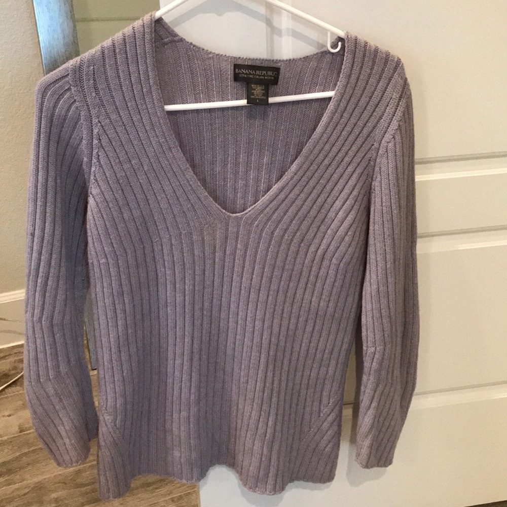 NWOT Banana Republic V-neck sweater. Size L.